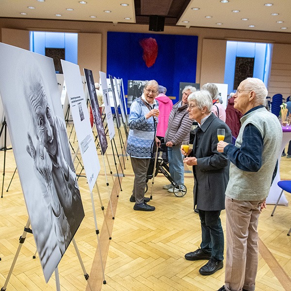 Ü90 – und mitten im Leben: Ausstellung im Festsaal des Hospitals zum Heiligen Geist