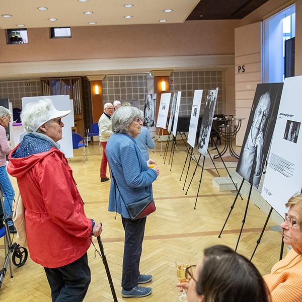 Ü90 – und mitten im Leben: Ausstellung im Festsaal des Hospitals zum Heiligen Geist