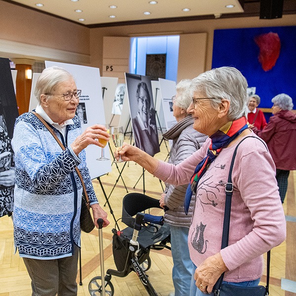 Ü90 – und mitten im Leben: Ausstellung im Festsaal des Hospitals zum Heiligen Geist