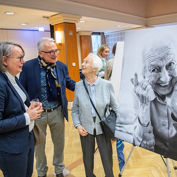 Ü90 – und mitten im Leben: Ausstellung im Festsaal des Hospitals zum Heiligen Geist