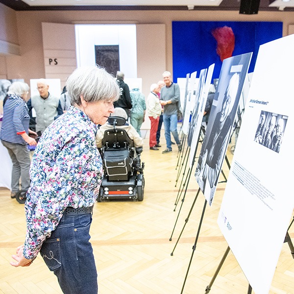 Ü90 – und mitten im Leben: Ausstellung im Festsaal des Hospitals zum Heiligen Geist