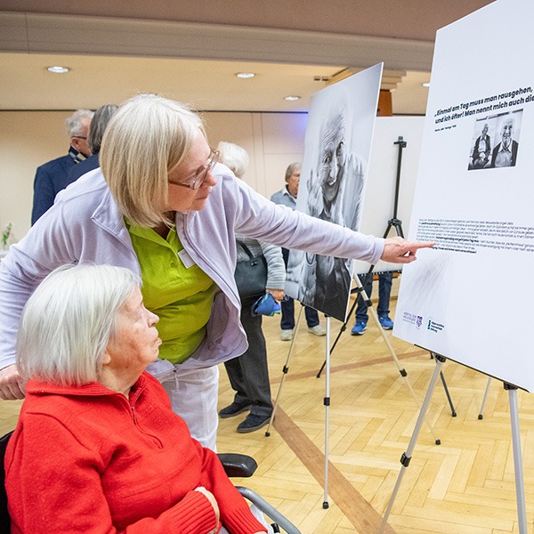 Ü90 – und mitten im Leben: Ausstellung im Festsaal des Hospitals zum Heiligen Geist