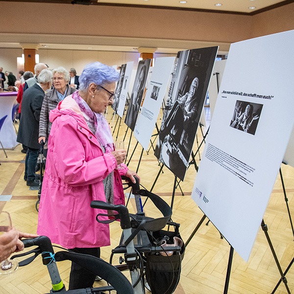 Ü90 – und mitten im Leben: Ausstellung im Festsaal des Hospitals zum Heiligen Geist