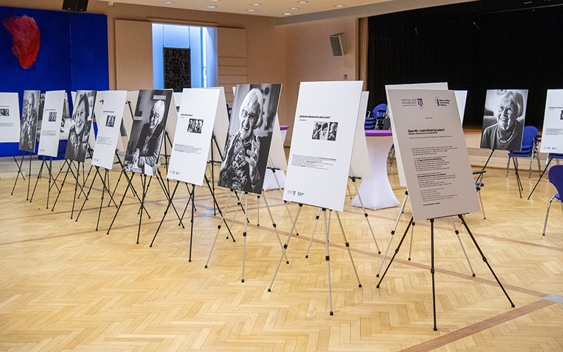 Ü90 – und mitten im Leben: Ausstellung im Festsaal des Hospitals zum Heiligen Geist