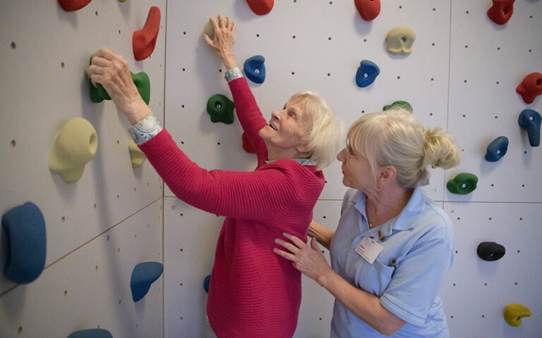 Warum mobilisierende Pflege nicht wirklich ankommt – und was das für die Zukunft der Pflege bedeutet