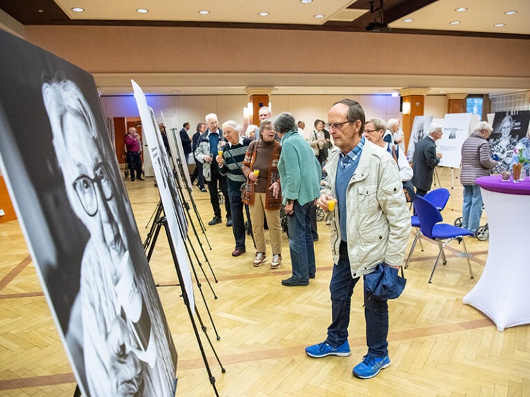 Ü90 – und mitten im Leben: Ausstellung im Festsaal des Hospitals zum Heiligen Geist