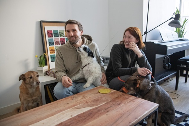 Die ehrenamtlichen "Pfoten-Buddies" des Hamburger ASB unterstützen ältere Menschen in Not